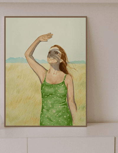 Portrait aquarelle d’une femme en nature, souriante dans un champ, portant une robe verte et levant la main pour apporter de l'ombre à ses yeux, sous un ciel estival.