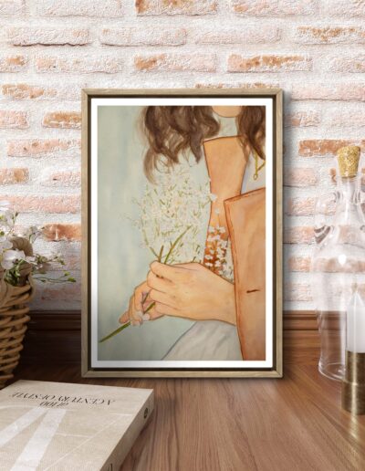 Une femme tient des délicates fleurs blanches séchées dans ses mains. Peinture aquarelle.