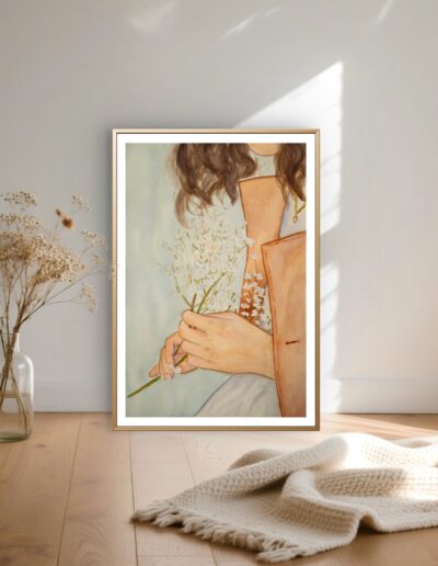 Une femme tient des délicates fleurs blanches séchées dans ses mains. Peinture aquarelle.