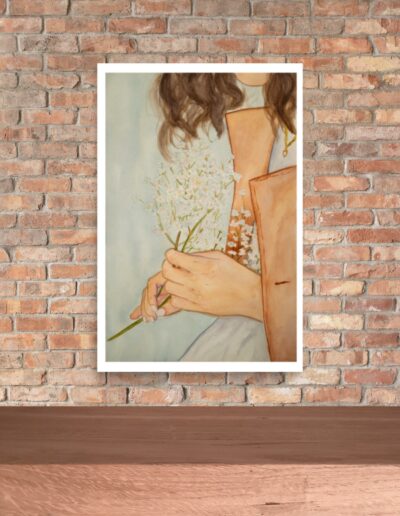 Une femme tient des délicates fleurs blanches séchées dans ses mains. Peinture aquarelle.