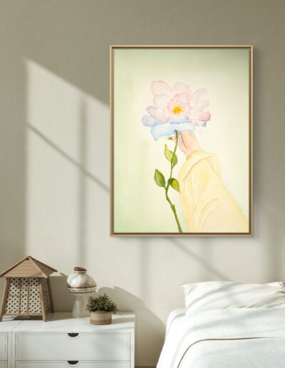 Aquarelle intitulée L’Éclat intérieur représentant une fleur en pleine floraison, aux couleurs lumineuses et douces, symbole d’épanouissement personnel et de renouveau.