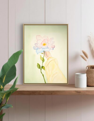 Aquarelle intitulée L’Éclat intérieur représentant une fleur en pleine floraison, aux couleurs lumineuses et douces, symbole d’épanouissement personnel et de renouveau.