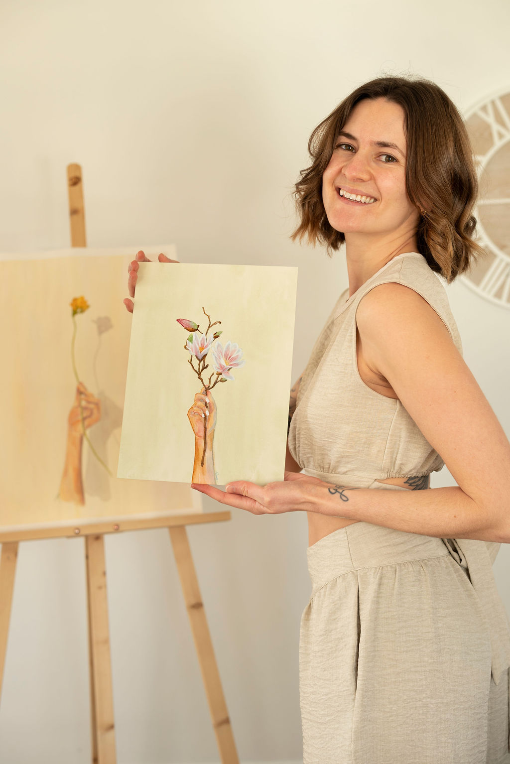 Aquarelliste avec oeuvres fleurs Close up Artiste aquarelle peignant mains sur fond beige avec plantes