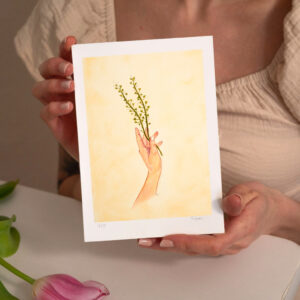 aquarelle L'Entre-saisons illustrant une main de femme tenant une plante aux feuilles en forme de coeur, couleurs neutres jaune et vert