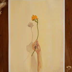 Aquarelle originale de L'Offrande du temps - version minie. Dans cett oeuvre douce et lumineuse, aux différentes teintes de jaune, une main de femme tient fièrement une fleur de freesia, l'offrant à son prochain. Un hommage aux moments précieux, et éphémères, que l'on choisi de partager.