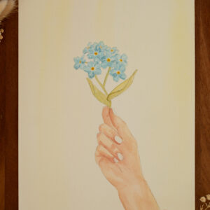 Aquarelle main de femme tenant des fleurs myosotis bleues sur fond jaune