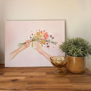 aquarelle et broderie de deux mains se partageant un bouquet de fleurs